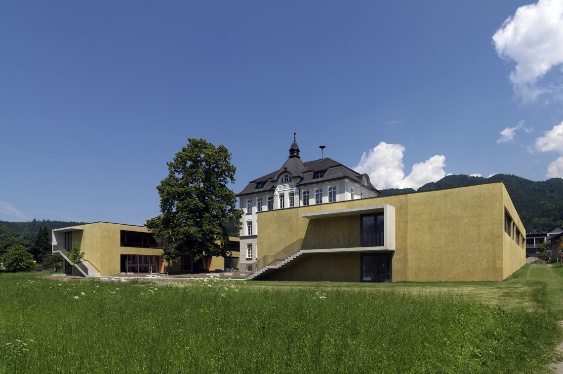 Kindergarten&#x20;und&#x20;Volksschule&#x20;in&#x20;Satteins&#x20;-&#x20;Foto&#x20;Seitenansicht