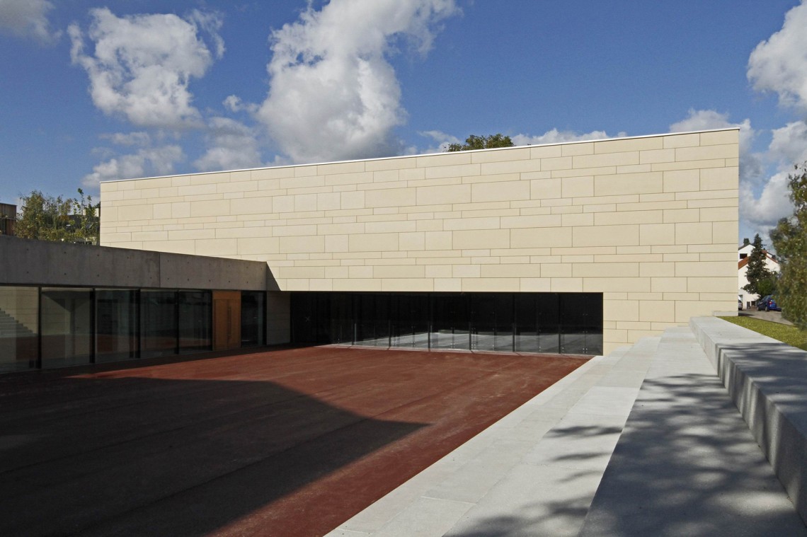 Michael&#x20;Grzimek&#x20;Sporthalle&#x20;in&#x20;Frankfurt&#x20;-&#x20;Ansicht&#x20;Sportplatz