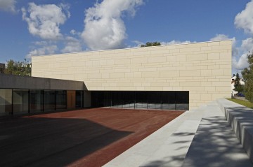 Michael Grzimek Sporthalle in Frankfurt - Ansicht Sportplatz