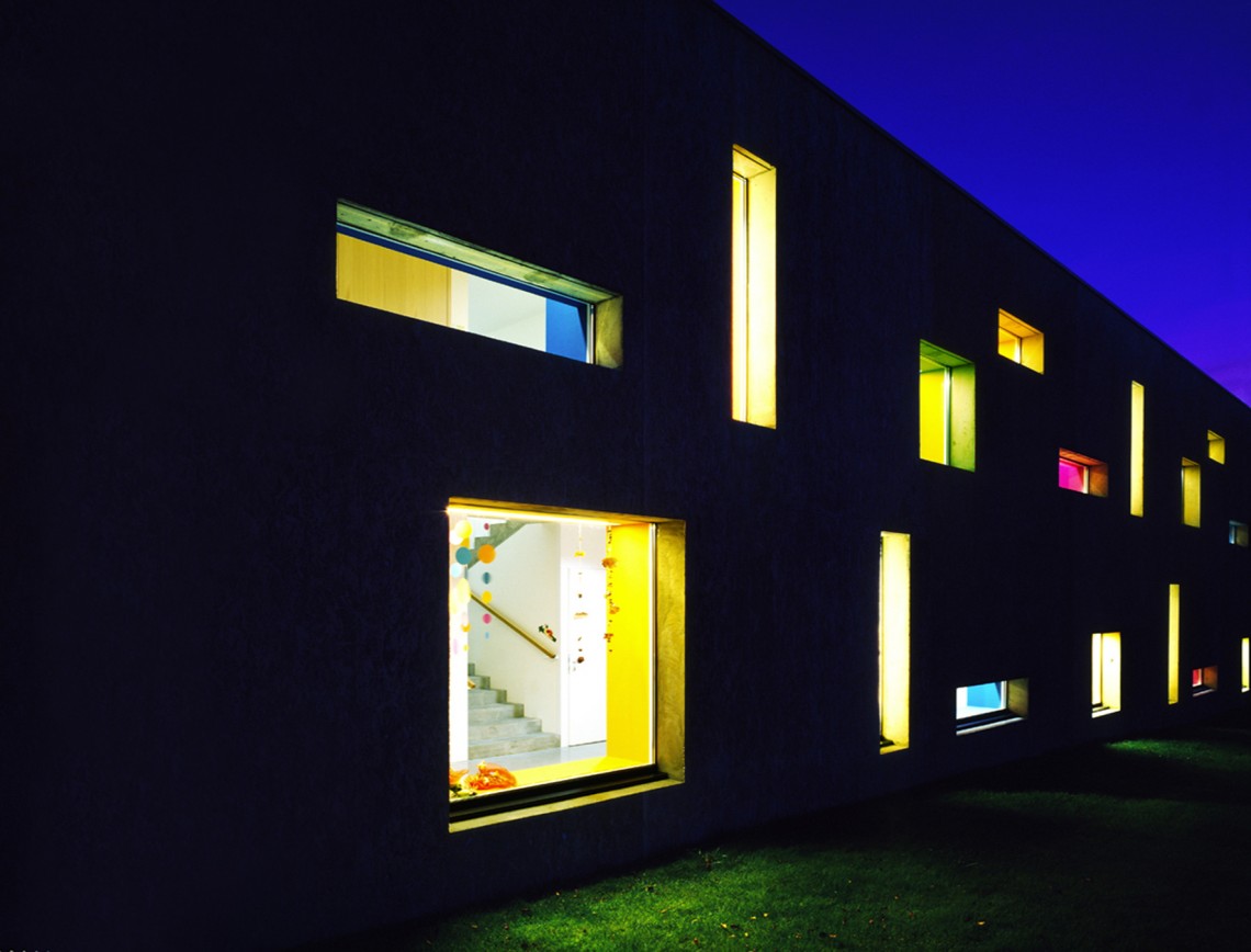 Kindergarten&#x20;und&#x20;Volksschule&#x20;in&#x20;Satteins&#x20;-&#x20;Foto&#x20;Ansicht&#x20;Fassade&#x20;Nacht