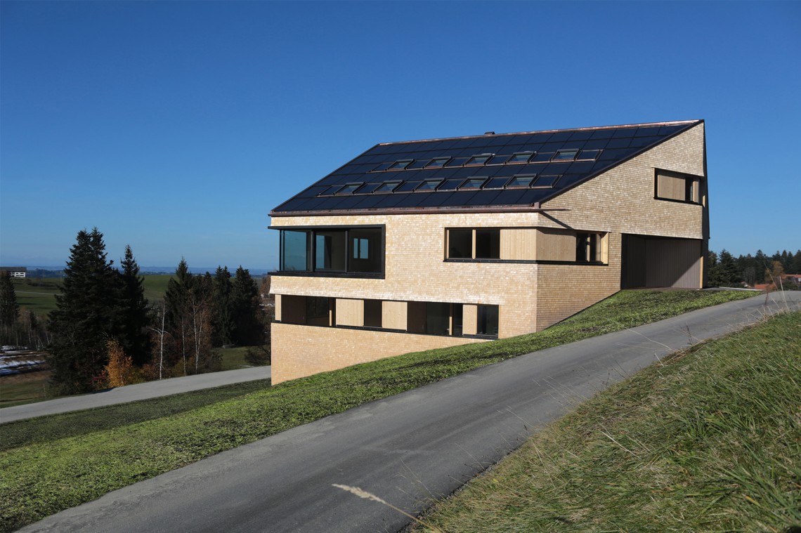 Haus&#x20;am&#x20;Berg&#x20;in&#x20;Sulzberg&#x20;-&#x20;Ansicht&#x20;Zufahrt