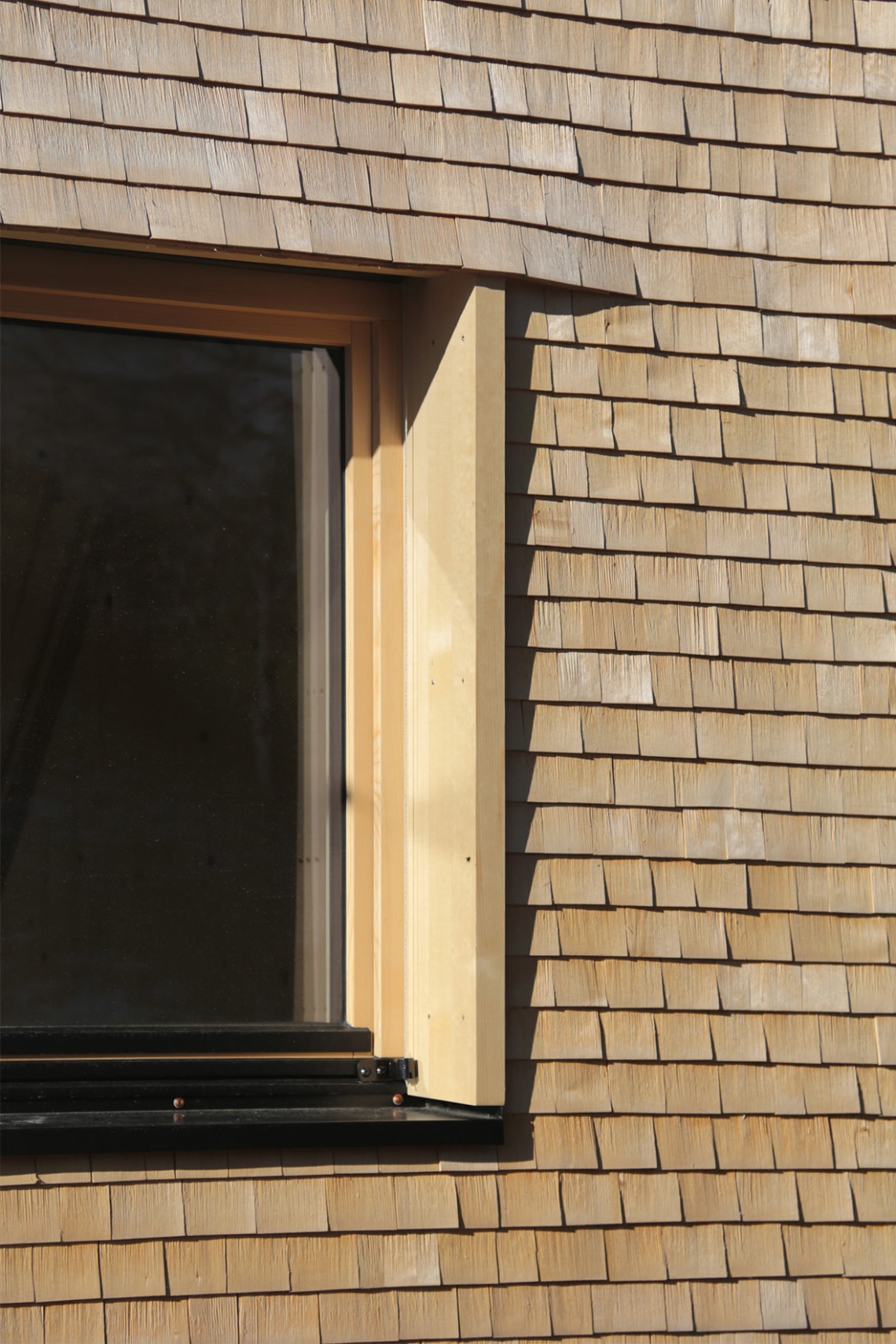 Haus&#x20;am&#x20;Berg&#x20;in&#x20;Sulzberg&#x20;-&#x20;Fenster&#x20;Holzschindel&#x20;Detail