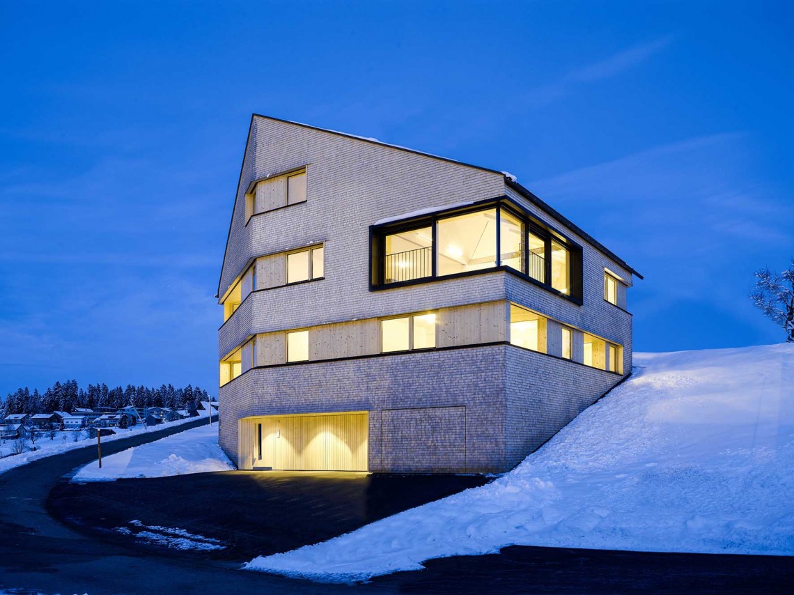 Haus&#x20;am&#x20;Berg&#x20;in&#x20;Sulzberg&#x20;-&#x20;Ansicht&#x20;D&#x00E4;mmerung