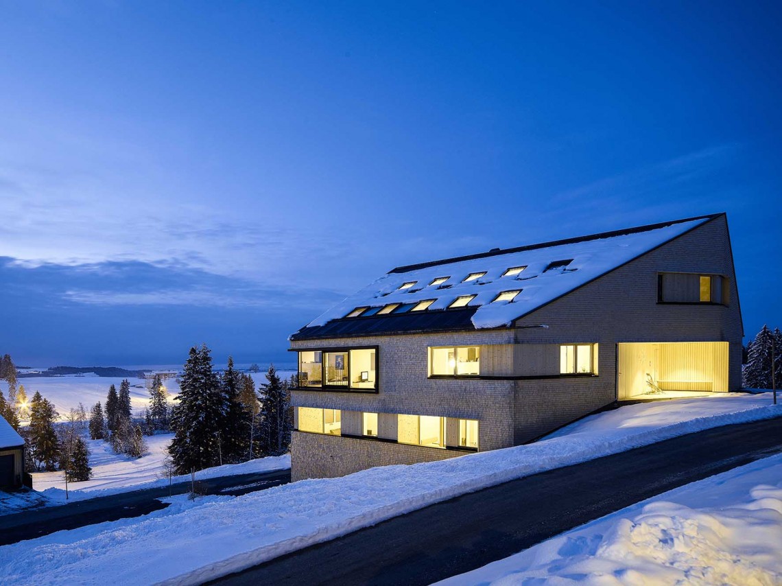 Haus&#x20;am&#x20;Berg&#x20;in&#x20;Sulzberg&#x20;-&#x20;Ansicht&#x20;Zufahrt&#x20;bei&#x20;D&#x00E4;mmerung