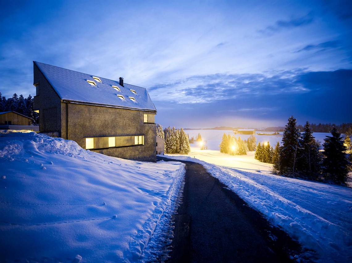 Haus&#x20;am&#x20;Berg&#x20;in&#x20;Sulzberg&#x20;-&#x20;Ansicht&#x20;bei&#x20;D&#x00E4;mmerung