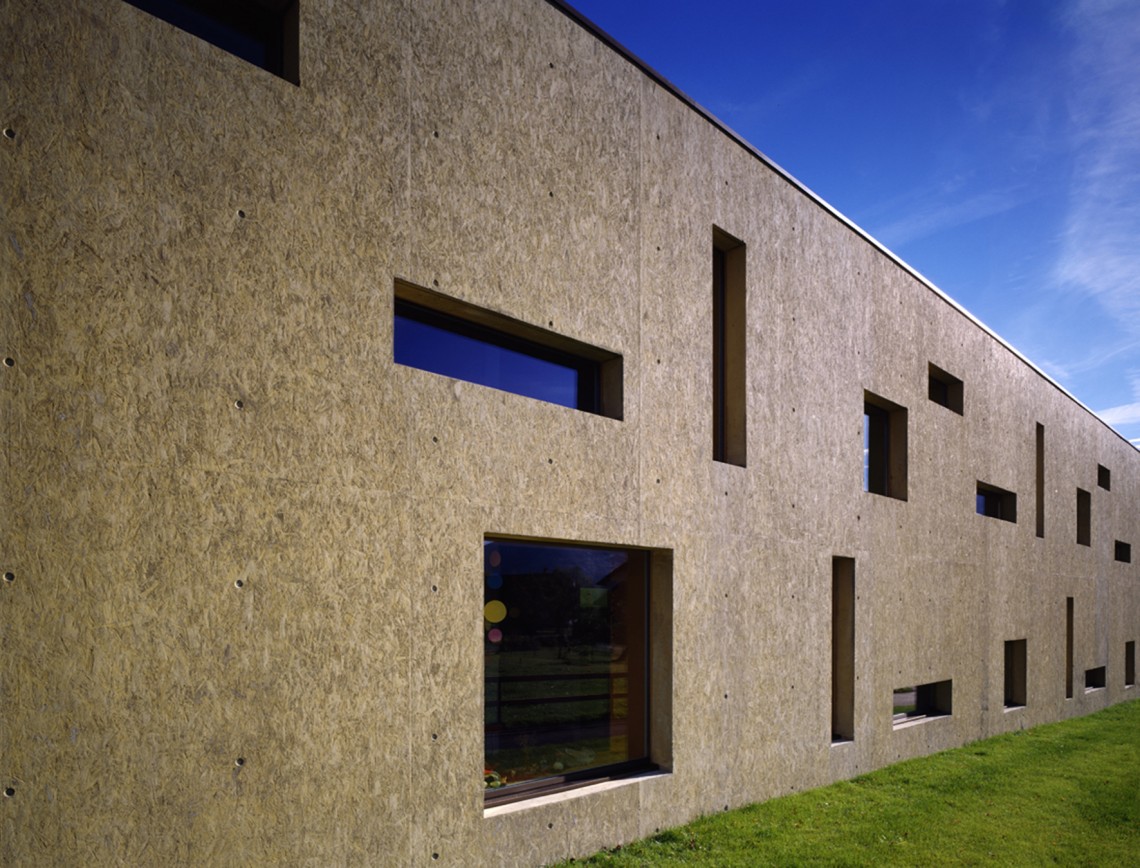 Kindergarten&#x20;und&#x20;Volksschule&#x20;in&#x20;Satteins&#x20;-&#x20;Foto&#x20;Ansicht&#x20;Fassade&#x20;Tag